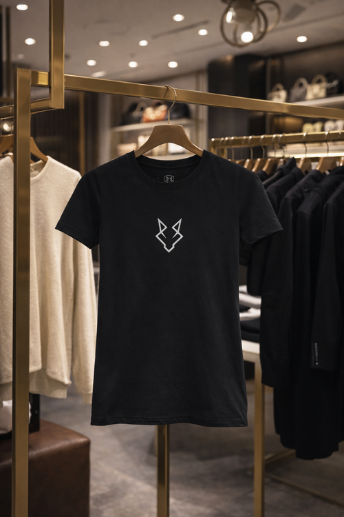 Camiseta Lobo Negro Minimalista | Algodón Ring-Spun Ligero con Emblema Sutil